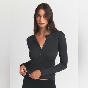 Skims Sz M ; Long-Sleeve Henley Top - Black